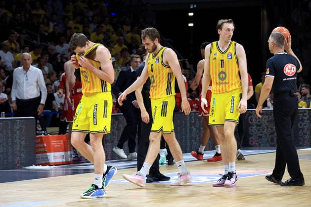 DEU, easyCredit BBL, ALBA vs. Bayern Muenchen, 17.06.2026, Uber-Arena, Berlin, DEU, easyCredit BBL, ALBA vs. Bayern Muenchen, im Bild ALBA-Spielerkreis, Justin Bean (ALBA Berlin 34), MALTE DELOW (ALBA Berlin 6), Moses Wood (ALBA Berlin 11)