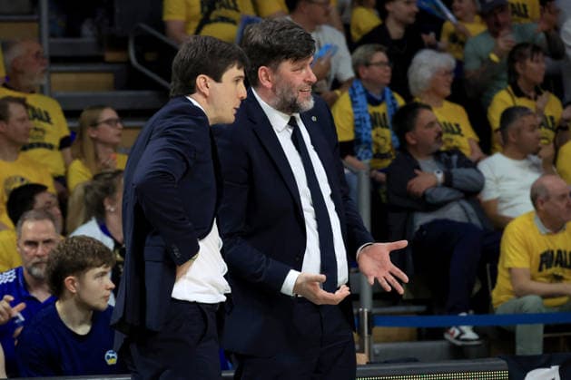 DEU, easyCredit BBL, ALBA vs. Bayern Muenchen, 17.06.2026, Uber-Arena, Berlin, DEU, easyCredit BBL, ALBA vs. Bayern Muenchen, im Bild CHEFTRAINER Pedro Calles (ALBA Berlin), Assistentstrainer Sebastian Trzcionka (ALBA Berlin)