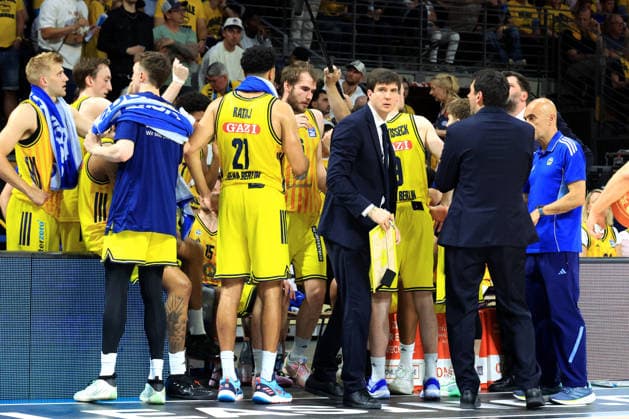 DEU, easyCredit BBL, ALBA vs. Bayern Muenchen, 17.06.2026, Uber-Arena, Berlin, DEU, easyCredit BBL, ALBA vs. Bayern Muenchen, im Bild CHEFTRAINER Pedro Calles (ALBA Berlin), ALBA-Spielerkreis