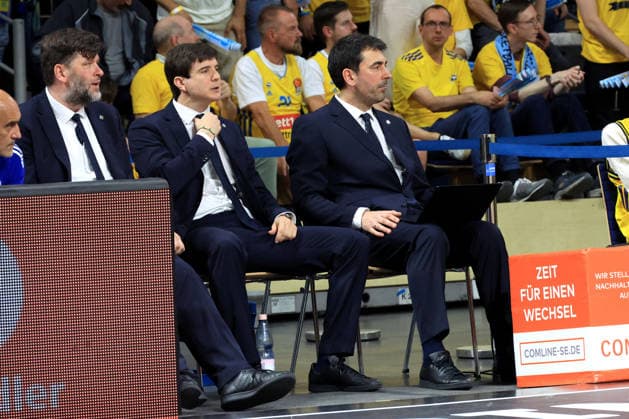 DEU, easyCredit BBL, ALBA vs. Bayern Muenchen, 17.06.2026, Uber-Arena, Berlin, DEU, easyCredit BBL, ALBA vs. Bayern Muenchen, im Bild ALBA-Trainerbank, CHEFTRAINER Pedro Calles (ALBA Berlin), Co-Trainer Vladimir Bogojevic (ALBA Berlin), Assistentstrainer Sebastian Trzcionka (ALBA Berlin)
