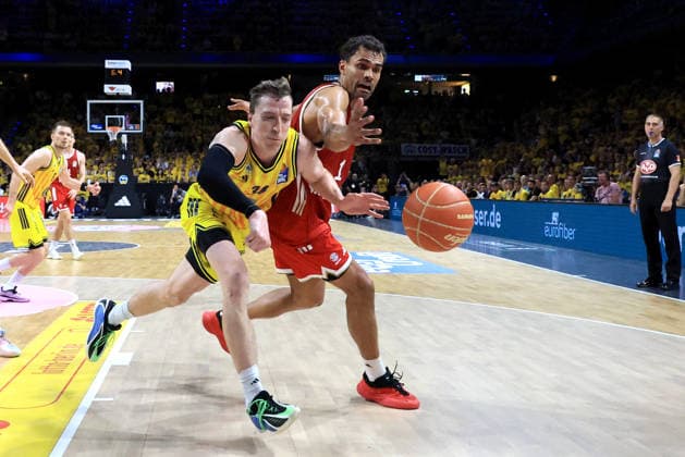 DEU, easyCredit BBL, ALBA vs. Bayern Muenchen, 17.06.2026, Uber-Arena, Berlin, DEU, easyCredit BBL, ALBA vs. Bayern Muenchen, im Bild Justin Bean (ALBA Berlin 34), Oscar da Silva (FC Bayern Muenchen 1)