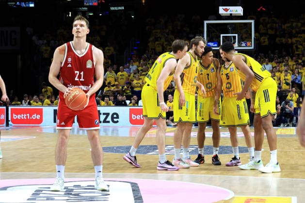 DEU, easyCredit BBL, ALBA vs. Bayern Muenchen, 17.06.2026, Uber-Arena, Berlin, DEU, easyCredit BBL, ALBA vs. Bayern Muenchen, im Bild ALBA-Spielerkreis, Freiwurf von Justus Hollatz (FC Bayern Muenchen 21)