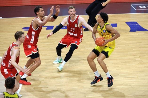 DEU, easyCredit BBL, ALBA vs. Bayern Muenchen, 17.06.2026, Uber-Arena, Berlin, DEU, easyCredit BBL, ALBA vs. Bayern Muenchen, im Bild Jack Kayil( ALBA Berlin 7), Muenchner-Spielerkreis, Andreas Obst (FC Bayern Muenchen 13), Oscar da Silva (FC Bayern Muenchen 1), Neno Dimitrijevic (FC Bayern Muenchen 0)