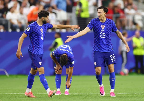 Croatia s Petar Musa (26) celebrates with Josko Gvardiol after scoring a goal against England in the first half during a FIFA World Cup, WM, Weltmeisterschaft, Fussball match at AT&T Stadium in Dallas, Texas, on Wednesday, June 17, 2026.  DAL20260617917 CHRISTIANxBRUNSKILL