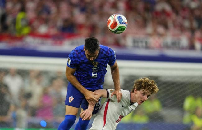 Josip Sutalo (Croatia) and Anthony Gordon (England) battle for the ball during England and Croatia, Group L FIFA World Cup, WM, Weltmeisterschaft, Fussball 2026, Dallas Stadium, Arlington, United States on June 17, 2026. Thor Wegner DeFodi Images. (Photo by DeFodi Images) -