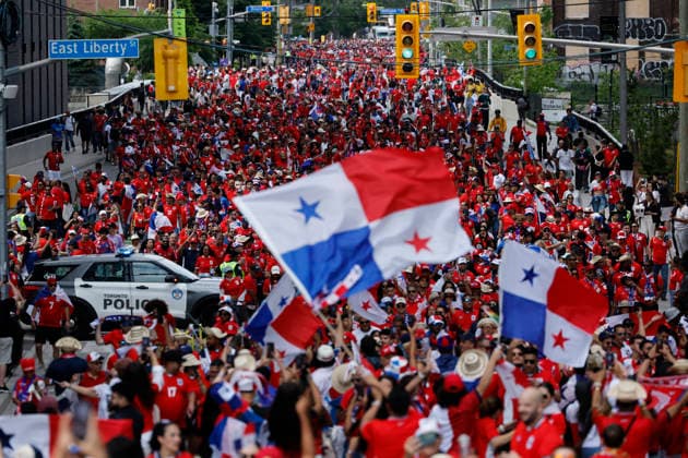 A Panama fan cheers on his team ahead of their 2026 FIFA World Cup, WM, Weltmeisterschaft, Fussball Group L match against Ghana in Toronto, Canada, 17 June 2026. Panama fans take to the streets on their way to Toronto stadium !ACHTUNG: NUR REDAKTIONELLE NUTZUNG!  Copyright: xBienvenidoxVelascox GR3393 0859404039st