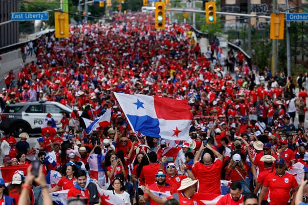 A Panama fan cheers on his team ahead of their 2026 FIFA World Cup, WM, Weltmeisterschaft, Fussball Group L match against Ghana in Toronto, Canada, 17 June 2026. Panama fans take to the streets on their way to Toronto stadium !ACHTUNG: NUR REDAKTIONELLE NUTZUNG!  Copyright: xBienvenidoxVelascox GR3392 0859404069st