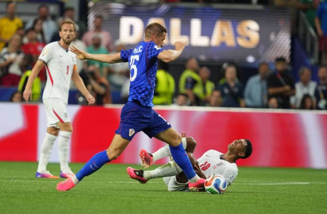 Mario Pasalic (Croatia) and Jude Bellingham (England) battle for the ball during England and Croatia, Group L FIFA World Cup, WM, Weltmeisterschaft, Fussball 2026, Dallas Stadium, Arlington, United States on June 17, 2026. Thor Wegner DeFodi Images. (Photo by DeFodi Images) -