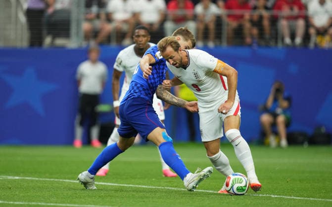 Harry Kane (England) and Luka Vuskovic (Croatia) battle for the ball during England and Croatia, Group L FIFA World Cup, WM, Weltmeisterschaft, Fussball 2026, Dallas Stadium, Arlington, United States on June 17, 2026. Thor Wegner DeFodi Images. (Photo by DeFodi Images) -