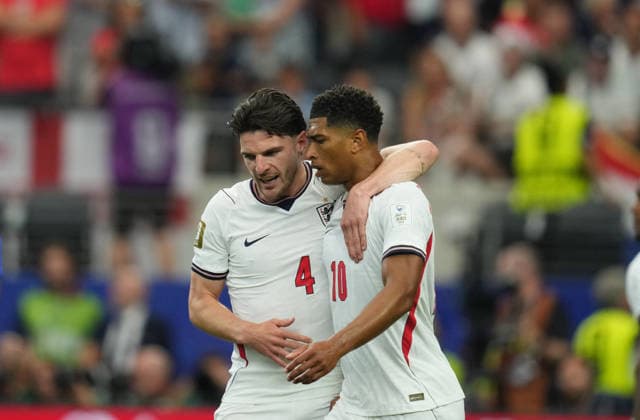 Declan Rice (England) and Jude Bellingham (England) looks on during England and Croatia, Group L FIFA World Cup, WM, Weltmeisterschaft, Fussball 2026, Dallas Stadium, Arlington, United States on June 17, 2026. Thor Wegner DeFodi Images. (Photo by DeFodi Images) -