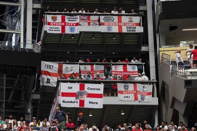 June 17, 2026, Arlington, Texas, USA: Fans hang flags before the 2026 FIFA World Cup, WM, Weltmeisterschaft, Fussball Group L match between England and Croatia at Dallas Stadium in Arlington, Texas. World Cup 2026: England Vs Croatia  - ZUMAh193 20260617_zsp_h193_017 Copyright: xDanielxMcGregor-Huyerx