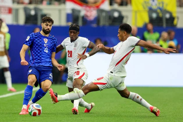 England v Croatia: Group L - FIFA World Cup, WM, Weltmeisterschaft, Fussball 2026 Josko Gvardiol of Croatia competes for the ball with Jude Bellingham and Noni Madueke of England during the FIFA World Cup 2026 Group L match between England and Croatia at Dallas Stadium on June 17, 2026 in Dallas, Texas.  SanjinxStrukic PIXSELL