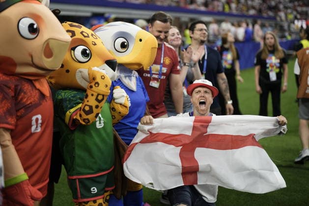 DALLAS, USA 20260617 Englandssupporter med VM-maskotar under halvlek vid gruppspelsmatchen mellan England och Kroatien, grupp L, i fotbolls-VM pa FC Dallas Stadium. ***Bilden ingar i SPORTPAKET. För övriga BETALBILD*** DALLAS USA x9200x *** DALLAS, USA 20260617 England fans with World Cup mascots during halftime at the group stage match between England and Croatia, Group L, in the World Cup at FC Dallas Stadium This image is included in the SPORTS PACKAGE; for other images, see PAID CONTENT DALLAS, USA x9200x,detected_source_language  Copyright: xBjörnxLarssonxRosvall TTx FOTBOLLS-VM ENGLAND-KROATIEN