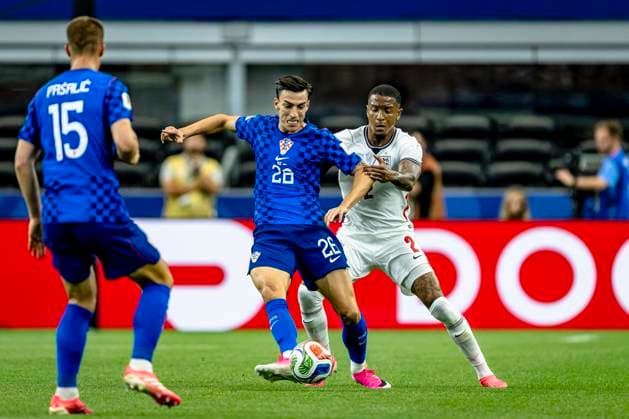 DALLAS - (lr) Petar Musa of Croatia, Ezri Konsa of England during the 2026 World Cup at AT&T Stadium on June 17, 2026, in Dallas, United States. (Photo by Stefan Koops EYE4IMAGES DeFodi Images) -