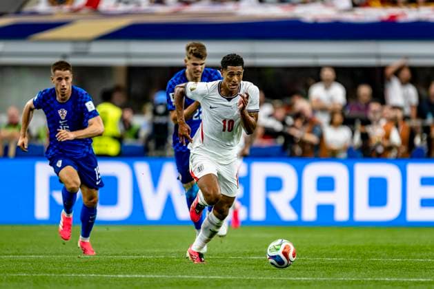 DALLAS - (r) Jude Bellingham of England during the 2026 World Cup at AT&T Stadium on June 17, 2026, in Dallas, United States. (Photo by Stefan Koops EYE4IMAGES DeFodi Images) -