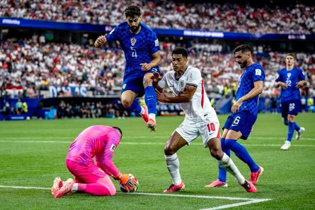 DALLAS - (lr) Goalkeeper Dominik Livakovic of Croatia, Josko Gvardiol of Croatia, Jude Bellingham of England, Josip Sutalo of Croatia during the 2026 World Cup at AT&T Stadium on June 17, 2026 in Dallas, United States. (Photo by Stefan Koops EYE4IMAGES DeFodi Images) -