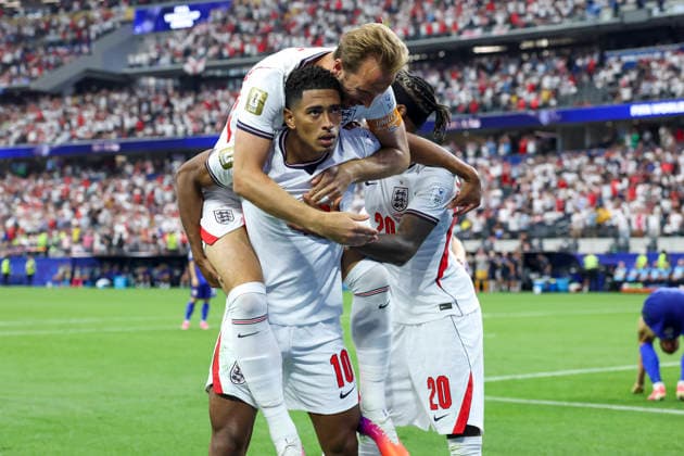 England v Croatia, FIFA World Cup, WM, Weltmeisterschaft, Fussball 2026 England midfielder Jude Bellingham (10) scores a GOAL 3-2 and celebrates England forward Harry Kane (9) uring the England v Croatia FIFA WORLD CUP 2026 Group L match at Dallas Stadium, Arlington, United States on 17 June 2026 Credit: Phil Duncan Every Second Media Editorial use only. All images are copyright Every Second Media Limited. No images may be reproduced without prior permission. Copyright: xIMAGO EveryxSecondxMediax ESM-2042-0038 PhilxDuncanx xEveryxSecondxMediax