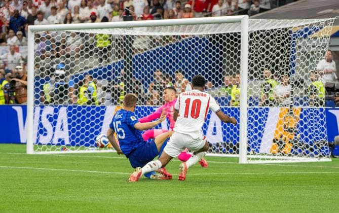 Fußball, Herren, FIFA World Cup, WM, Weltmeisterschaft, Fussball 2026 in Mexiko, Kanada und USA, Spiel in Dallas (Gruppe L, 1. Spieltag), England - Kroatien, Jude Bellingham (England) erzielt das Tor zum 3:2 gegen Mario Pasalic (Kroatien) und Torwart Dominik Livakovic (Kroatien), 17.06. 2026,
