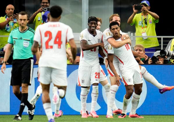 DALLAS, USA 20260617 Englands Jude Bellingham 3-2 gratuleras av Harry Kane och Noni Madueke under gruppspelsmatchen mellan England och Kroatien, grupp L, i fotbolls-VM pa FC Dallas Stadium.