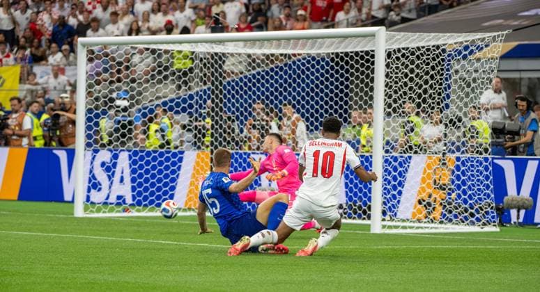 Fußball, Herren, FIFA World Cup, WM, Weltmeisterschaft, Fussball 2026 in Mexiko, Kanada und USA, Spiel in Dallas (Gruppe L, 1. Spieltag), England - Kroatien, Jude Bellingham (England) erzielt das Tor zum 3:2 gegen Mario Pasalic (Kroatien) und Torwart Dominik Livakovic (Kroatien), 17.06. 2026,