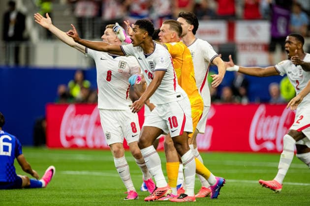 DALLAS, TEXAS - JUNE 17: Elliot Anderson of England, Jude Bellingham of England and England goalkeeper Jordan Pickford react during the FIFA World Cup, WM, Weltmeisterschaft, Fussball 2026 Group L match between England and Croatia at Dallas Stadium on June 17, 2026 in Dallas, Texas.  Copyright: xMBxMediax