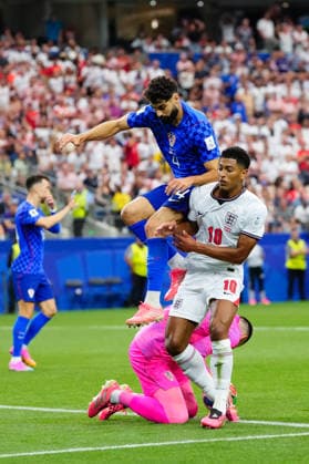 England v Croatia: Group L - FIFA World Cup, WM, Weltmeisterschaft, Fussball 2026 Dominik Livakovic, Josko Gvardiol of Croatia and Jude Bellingham of England compete for the ball during the FIFA World Cup 2026 Group L match between England and Croatia at Dallas Stadium on June 17, 2026 in Arlington, Texas. Arlington TX United States  Copyright: xJosexBretonx originalFilename:bretonhernandez-englandv260617_npERm.jpg