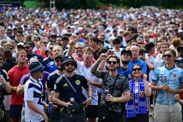 Fans watch England-Croatia match at FIFA Fan Festival in Boston BOSTON, UNITED STATES - JUNE 17: Football fans watch the 2026 FIFA World Cup, WM, Weltmeisterschaft, Fussball Group L match between England and Croatia on a giant screen at the FIFA Fan Festival in Boston, United States, on June 17, 2026. Supporters gathered at the fan zone to follow the match and cheer for their teams. Abdulhamid Hosbas Anadolu Massachusetts United States. Editorial use only. Please get in touch for any other usage.  Copyright: x2026xAnadoluxAbdulhamidxHosbasx