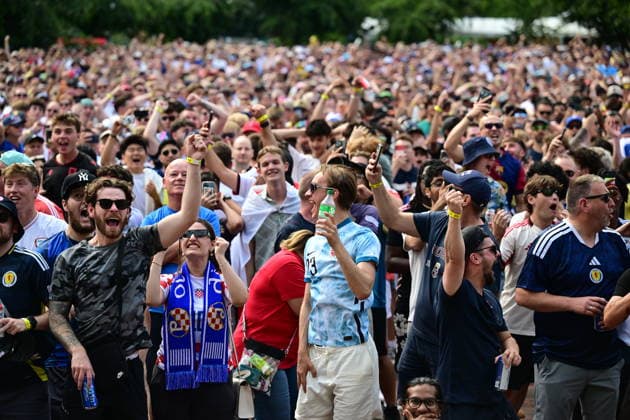 Fans watch England-Croatia match at FIFA Fan Festival in Boston BOSTON, UNITED STATES - JUNE 17: Football fans watch the 2026 FIFA World Cup, WM, Weltmeisterschaft, Fussball Group L match between England and Croatia on a giant screen at the FIFA Fan Festival in Boston, United States, on June 17, 2026. Supporters gathered at the fan zone to follow the match and cheer for their teams. Abdulhamid Hosbas Anadolu Massachusetts United States. Editorial use only. Please get in touch for any other usage.  Copyright: x2026xAnadoluxAbdulhamidxHosbasx