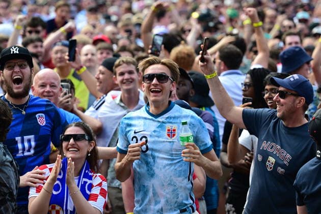 Fans watch England-Croatia match at FIFA Fan Festival in Boston BOSTON, UNITED STATES - JUNE 17: Football fans watch the 2026 FIFA World Cup, WM, Weltmeisterschaft, Fussball Group L match between England and Croatia on a giant screen at the FIFA Fan Festival in Boston, United States, on June 17, 2026. Supporters gathered at the fan zone to follow the match and cheer for their teams. Abdulhamid Hosbas Anadolu Massachusetts United States. Editorial use only. Please get in touch for any other usage.  Copyright: x2026xAnadoluxAbdulhamidxHosbasx