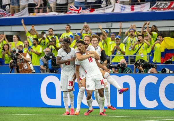 Fußball, Herren, FIFA World Cup, WM, Weltmeisterschaft, Fussball 2026 in Mexiko, Kanada und USA, Spiel in Dallas (Gruppe L, 1. Spieltag), England - Kroatien, v. l. Noni Madueke (England), Jude Bellingham (England), Harry Kane (England), Jubel nach Tor zum 3:2, 17.06. 2026,