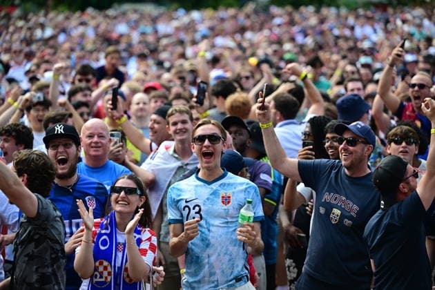 Fans watch England-Croatia match at FIFA Fan Festival in Boston BOSTON, UNITED STATES - JUNE 17: Football fans watch the 2026 FIFA World Cup, WM, Weltmeisterschaft, Fussball Group L match between England and Croatia on a giant screen at the FIFA Fan Festival in Boston, United States, on June 17, 2026. Supporters gathered at the fan zone to follow the match and cheer for their teams. Abdulhamid Hosbas Anadolu Massachusetts United States. Editorial use only. Please get in touch for any other usage.  Copyright: x2026xAnadoluxAbdulhamidxHosbasx