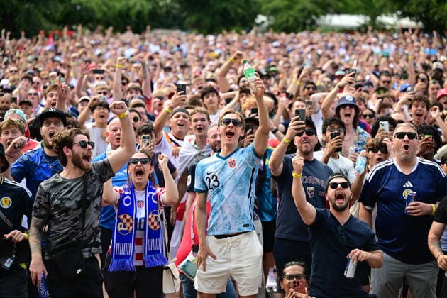 Fans watch England-Croatia match at FIFA Fan Festival in Boston BOSTON, UNITED STATES - JUNE 17: Football fans watch the 2026 FIFA World Cup, WM, Weltmeisterschaft, Fussball Group L match between England and Croatia on a giant screen at the FIFA Fan Festival in Boston, United States, on June 17, 2026. Supporters gathered at the fan zone to follow the match and cheer for their teams. Abdulhamid Hosbas Anadolu Massachusetts United States. Editorial use only. Please get in touch for any other usage.  Copyright: x2026xAnadoluxAbdulhamidxHosbasx