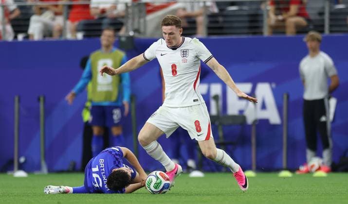 FIFA World Cup, WM, Weltmeisterschaft, Fussball 2026 - England v Croatia TEXAS, UNITED STATES OF AMERICA, June 17: Elliot Anderson of England national team, Nationalteam battles for the ball with Martin Baturina of Croatia National Team during the FIFA World Cup 2026 match in Group L between England v Croatia at Dallas Stadium, Arlington, Texas, on 17 June. (Photo by DC Photo Crystal Pix) Arlington Dallas Stadium United States Of America Copyright: xDCxPhotox xCrystaxPixx SportsxPressxPhotox Sportspressphoto_SPR168941