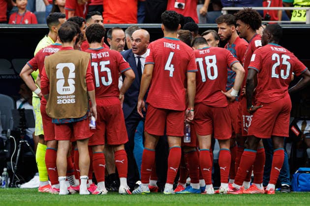 Roberto Martinez and players of Portugal seen in a tough discussion during FIFA World Cup, WM, Weltmeisterschaft, Fussball 2026 game between national teams of Portugal and DR Congo (Grzegorz Wajda Ball Raw Images) Arlington Dallas Stadium USA Copyright: xGrzegorzxWajdax grzegorzwajda_portugal_congo_2526_7-48
