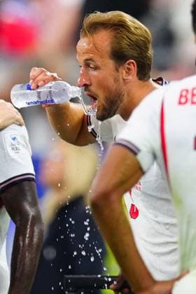 Harry Kane of England during a hydration break England v Croatia, 2026 FIFA World Cup, WM, Weltmeisterschaft, Fussball Group L, Football, Dallas Stadium, Arlington, Texas, USA - 17 Jun 2026Arlington Dallas Stadium Texas (TX) United States of America EDITORIAL USE ONLY No use with unauthorised audio, video, data, fixture lists, club league logos or live services. Online in-match use limited to 120 images, no video emulation. No use in betting, games or single club league player publications.  Copyright: xJavierxGarcia Shutterstockx 16928920dg