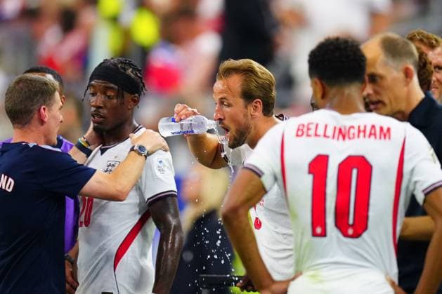 Harry Kane of England during a hydration break England v Croatia, 2026 FIFA World Cup, WM, Weltmeisterschaft, Fussball Group L, Football, Dallas Stadium, Arlington, Texas, USA - 17 Jun 2026Arlington Dallas Stadium Texas (TX) United States of America EDITORIAL USE ONLY No use with unauthorised audio, video, data, fixture lists, club league logos or live services. Online in-match use limited to 120 images, no video emulation. No use in betting, games or single club league player publications.  Copyright: xJavierxGarcia Shutterstockx 16928920dh