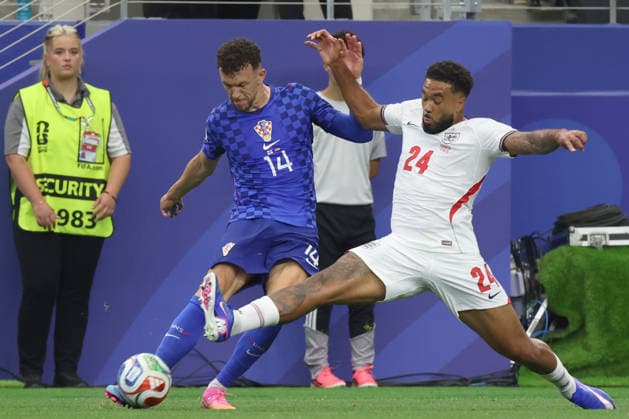 Reece James (R) of England vies Ivan Perisic of Croatia for the ball during a Group L match of the 2026 FIFA World Cup, WM, Weltmeisterschaft, Fussball between England and Croatia at AT&T Stadium in Dallas, USA, 17 June 2026. FIFA World Cup 2026: England - Croatia !ACHTUNG: NUR REDAKTIONELLE NUTZUNG!  Copyright: xKennethxFernándezx GR3467 20260617-55020627992_1