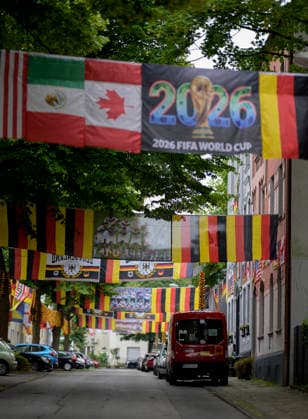 Flaggenmeer zur Fussball WM in der Rullichstrasse in Essen, am 17.06.2026 in Essen Deutschland. *** A sea of flags for the World Cup on Rullichstrasse in Essen, on June 17, 2026, in Essen, Germany,detected_source_language