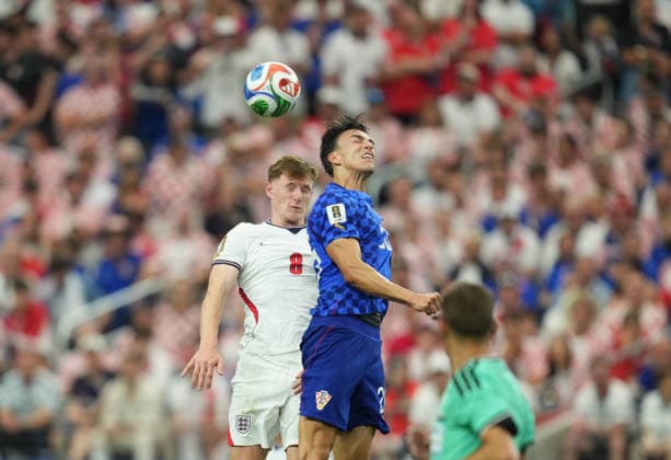 Elliot Anderson (England) and Petar Musa (Croatia) battle for the ball during England and Croatia, Group L FIFA World Cup, WM, Weltmeisterschaft, Fussball 2026, Dallas Stadium, Arlington, United States on June 17, 2026. Thor Wegner DeFodi Images. (Photo by DeFodi Images) -