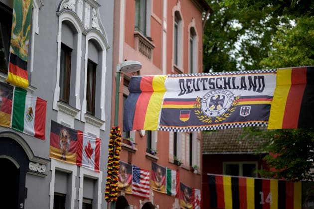 Flaggenmeer zur Fussball WM in der Rullichstrasse in Essen, am 17.06.2026 in Essen Deutschland. *** A sea of flags for the World Cup on Rullichstrasse in Essen, on June 17, 2026, in Essen, Germany,detected_source_language