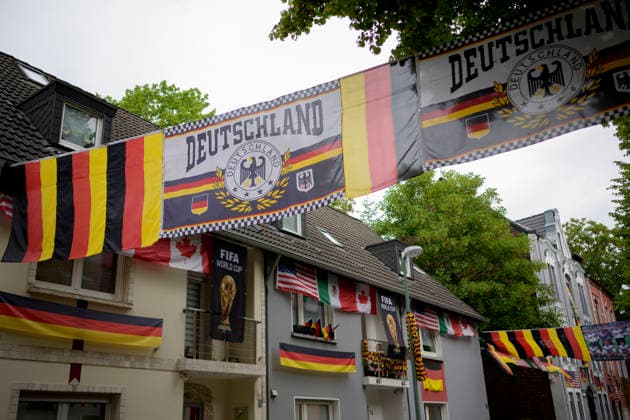 Flaggenmeer zur Fussball WM in der Rullichstrasse in Essen, am 17.06.2026 in Essen Deutschland. *** A sea of flags for the World Cup on Rullichstrasse in Essen, on June 17, 2026, in Essen, Germany,detected_source_language
