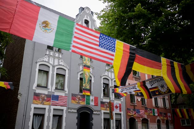 Flaggenmeer zur Fussball WM in der Rullichstrasse in Essen, am 17.06.2026 in Essen Deutschland. *** A sea of flags for the World Cup on Rullichstrasse in Essen, on June 17, 2026, in Essen, Germany,detected_source_language