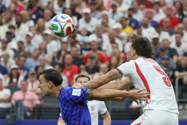 John Stones (R) of England challenges Petar Musa of Croatia for the ball during a Group L match of the 2026 FIFA World Cup, WM, Weltmeisterschaft, Fussball between England and Croatia at AT&T Stadium in Dallas, USA, 17 June 2026. FIFA World Cup 2026: England - Croatia !ACHTUNG: NUR REDAKTIONELLE NUTZUNG!  Copyright: xKennethxFernándezx GR3468 20260617-55020627994_1