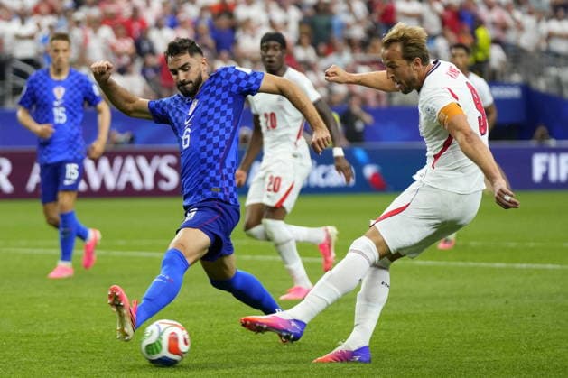 FIFA World Cup, WM, Weltmeisterschaft, Fussball 2026 - Group L - England vs Croatia Josip Sutalo of Croatia (L) in action against Harry Kane of England (R) during the FIFA World Cup 2026 group stage match England against Croatia, in Dallas, Texas, USA, 17 June 2026. DALLAS United States  Copyright: xJEFFREYxMCWHORTERx