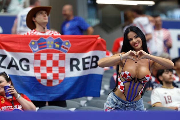 A female fan from Croatia cheers on the team before a Group L match at the 2026 FIFA World Cup, WM, Weltmeisterschaft, Fussball between England and Croatia at AT&T Stadium in Dallas, USA, 17 June 2026. FIFA World Cup 2026 - Group L - England vs Croatia !ACHTUNG: NUR REDAKTIONELLE NUTZUNG!  Copyright: xMariscalx GR3391 20260617-55020628026_1