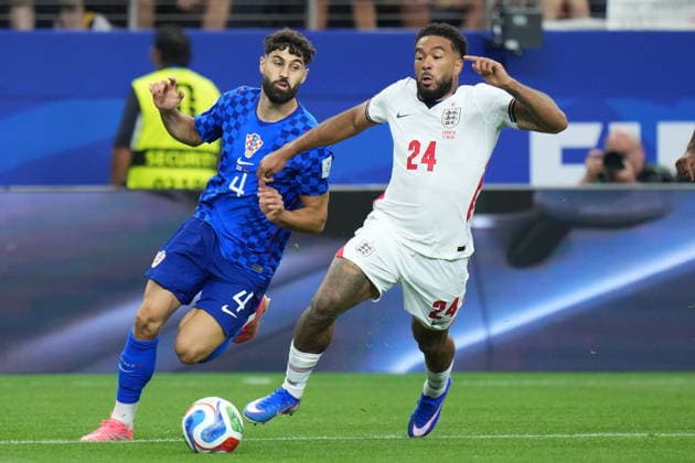 FIFA World Cup, WM, Weltmeisterschaft, Fussball 2026 - Group L - England vs Croatia Josko Gvardiol of Croatia (L) in action against Reece James of England (R) during the FIFA World Cup 2026 group stage match England against Croatia, in Dallas, Texas, USA, 17 June 2026. DALLAS United States  Copyright: xJEFFREYxMCWHORTERx
