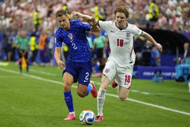 FIFA World Cup, WM, Weltmeisterschaft, Fussball 2026 - Group L - England vs Croatia Josip Stanisic of Croatia (L) in action against Anthony Gordon of England (R) during the FIFA World Cup 2026 group stage match England against Croatia, in Dallas, Texas, USA, 17 June 2026. DALLAS United States  Copyright: xJEFFREYxMCWHORTERx