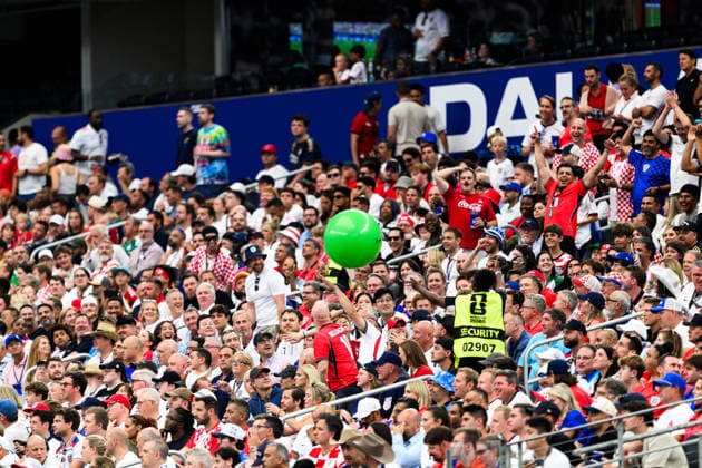 260617 A green ball in the stands during the FIFA World Cup, WM, Weltmeisterschaft, Fussball 2026 football match between England and Croatia on June 17, 2026 in Dallas. Photo: Joel Marklund BILDBYRAN kod JM JM0826 bbeng fotboll football soccer fotball vm fotbolls-vm fotball-vm fotbolls-vm 2026 fifa world cup 2026 england kroatien croatia publik