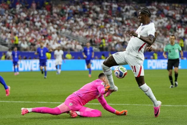 FIFA World Cup, WM, Weltmeisterschaft, Fussball 2026 - Group L - England vs Croatia Goalkeeper Dominik Livakovic of Croatia (L) in action against Marcus Rashford of England (R) during the FIFA World Cup 2026 group stage match England against Croatia, in Dallas, Texas, USA, 17 June 2026. DALLAS United States  Copyright: xJEFFREYxMCWHORTERx