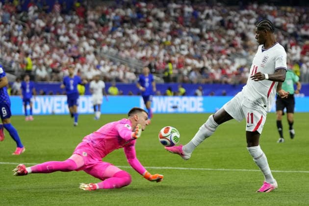 FIFA World Cup, WM, Weltmeisterschaft, Fussball 2026 - Group L - England vs Croatia Goalkeeper Dominik Livakovic of Croatia (L) in action against Marcus Rashford of England (R) during the FIFA World Cup 2026 group stage match England against Croatia, in Dallas, Texas, USA, 17 June 2026. DALLAS United States  Copyright: xJEFFREYxMCWHORTERx